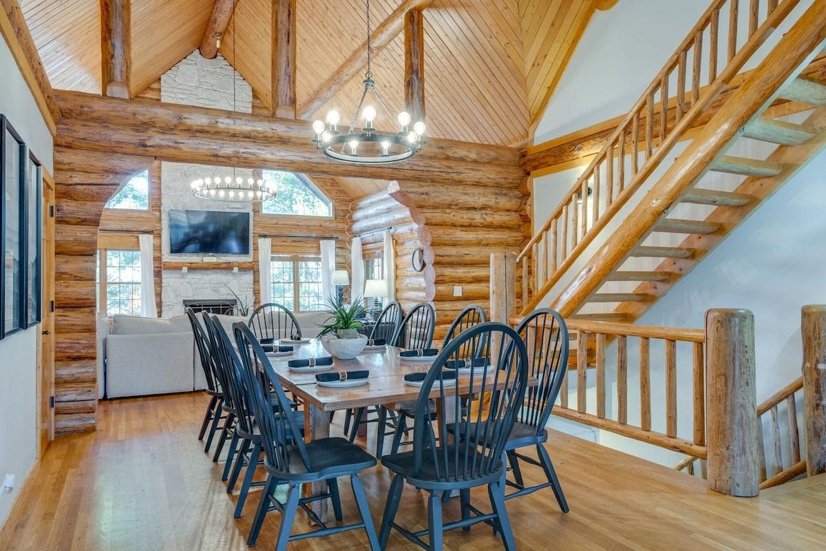 Nice open floor plan from kitchen to dining and den